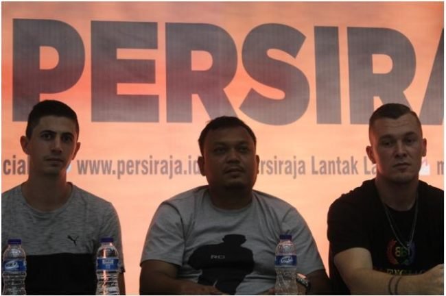 Sekretaris Jenderal Persiraja Banda Aceh dengan Bruno Dybal dan Adam Mitter dalam Pers Konferes