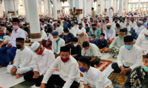 Sholat di masjid baiturahman