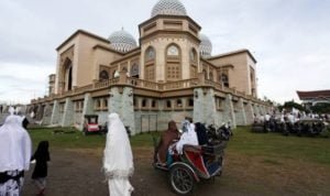 Jama'ah menghadiri salat Idul Fitri di Islamic Center Lhokseumawe
