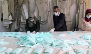 pembuat masker di palestina