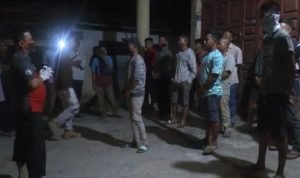 Petugas dari Tugas Gugus Covid-19 Aceh Barat meminta 20 pekerja dari Sumut untuk kembali ke daerah asal. (Foto: iNews/Afsah)