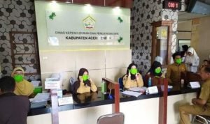 Petugas Disdukcapil Aceh Tengah-menggunakan-masker-melayani-masyarakat