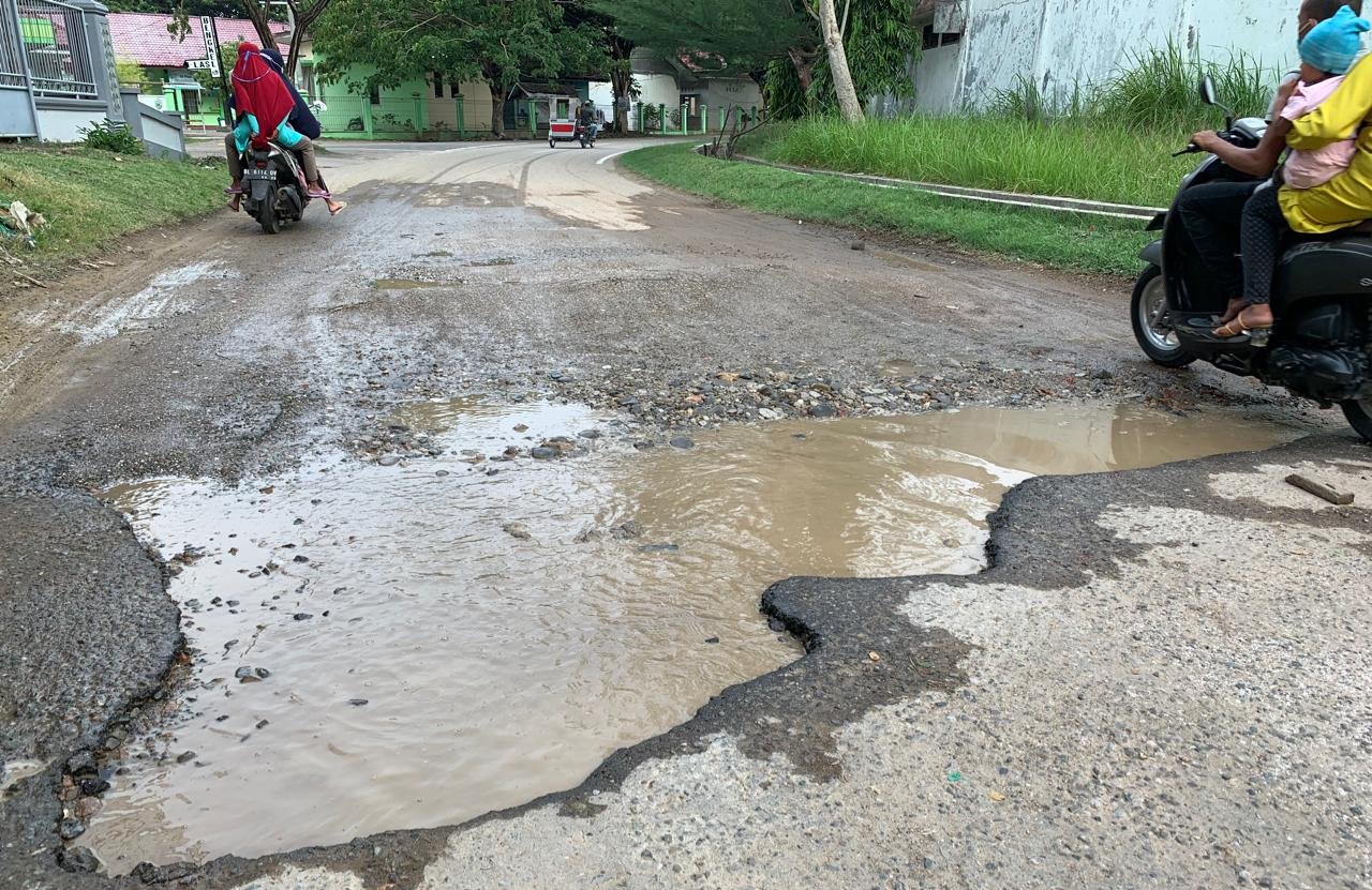 Jalan Area Stadion Tunas Bangsa Seperti Kubangan Kerbau, Warga Lhokseumawe Geram Jalan Area Stadion Tunas Bangsa Seperti Kubangan Kerbau, Warga Lhokseumawe Geram