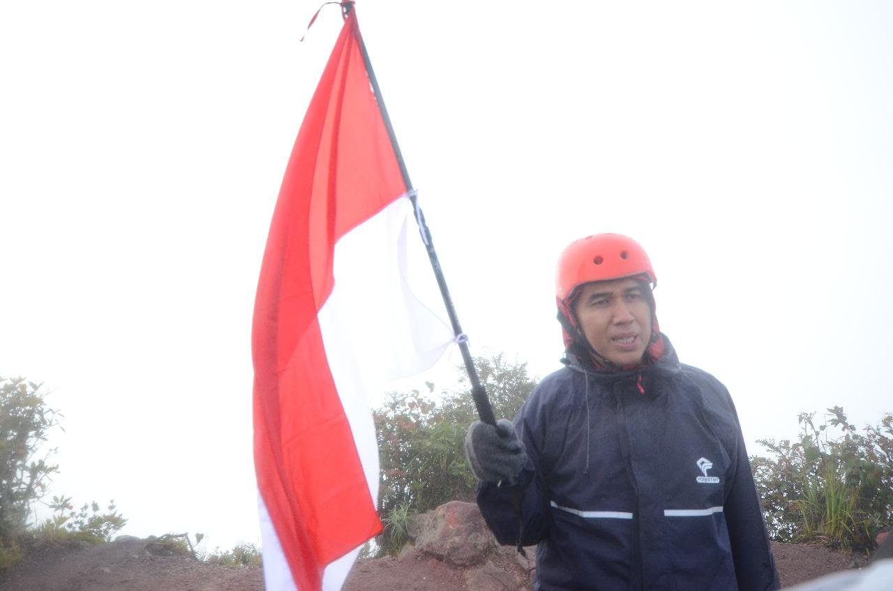 Peringati Dies Natalis Universitas Malikussaleh, Rektor Kibarkan Merah Putih di Puncak Burni Telong Peringati Dies Natalis Universitas Malikussaleh, Rektor Kibarkan Merah Putih di Puncak Burni Telong