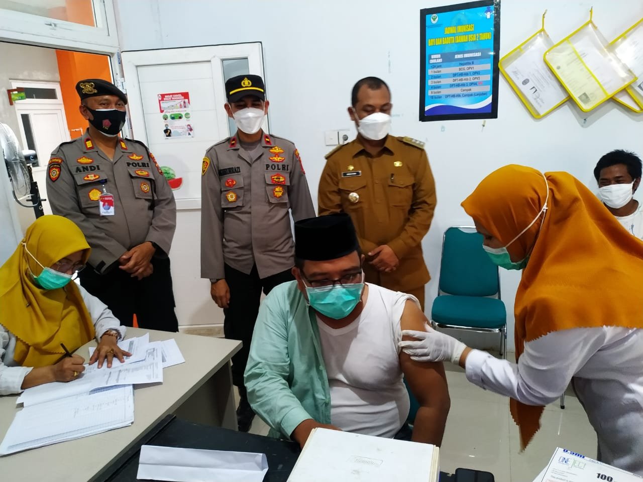 Seribuan Warga Divaksin di Puskesmas Wilayah Hukum Polres Lhokseumawe Seribuan Warga Divaksin di Puskesmas Wilayah Hukum Polres Lhokseumawe