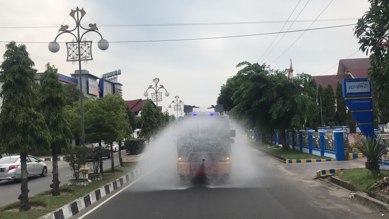 Tim Satgas Covid-19 Polres Lhokseumawe Bersama BPBD Aceh Utara Semprotkan Disinfektan Tim Satgas Covid-19 Polres Lhokseumawe Bersama BPBD Aceh Utara Semprotkan Disinfektan