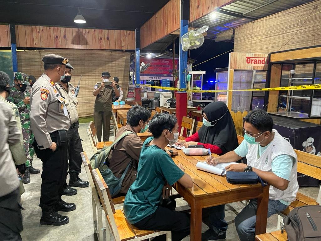 Operasi Yustisi Tim Gabungan di Lhokseumawe, 26 Pengunjung dan Karyawan Kafe Diswab Antigen Operasi Yustisi Tim Gabungan di Lhokseumawe, 26 Pengunjung dan Karyawan Kafe Diswab Antigen