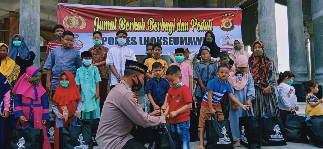 Program Jumat Berkah, Polres Lhokseumawe Berbagi Sembako Kepada Yatim Piatu Program Jumat Berkah, Polres Lhokseumawe Berbagi Sembako Kepada Yatim Piatu