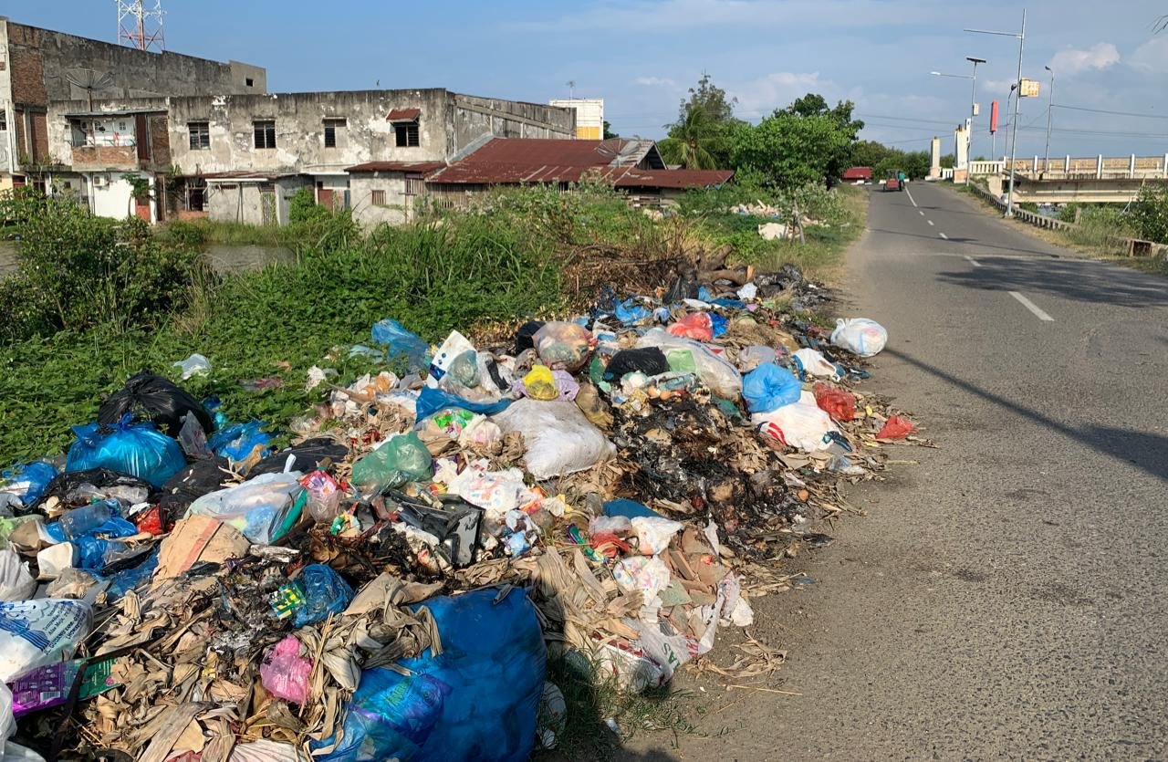 Jorok! Sampah Bertumpuk di Pinggir Jalan Kota Lhokseumawe Jorok! Sampah Bertumpuk di Pinggir Jalan Kota Lhokseumawe