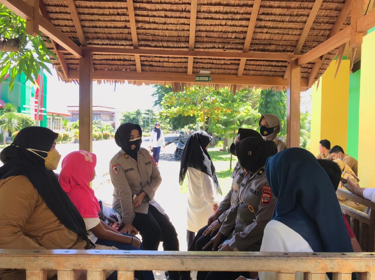 Wujud Kepedulian, Polwan Itwasda Polda Aceh Serahkan Bantuan Untuk Anak Korban Pemerkosaan Wujud Kepedulian, Polwan Itwasda Polda Aceh Serahkan Bantuan Untuk Anak Korban Pemerkosaan