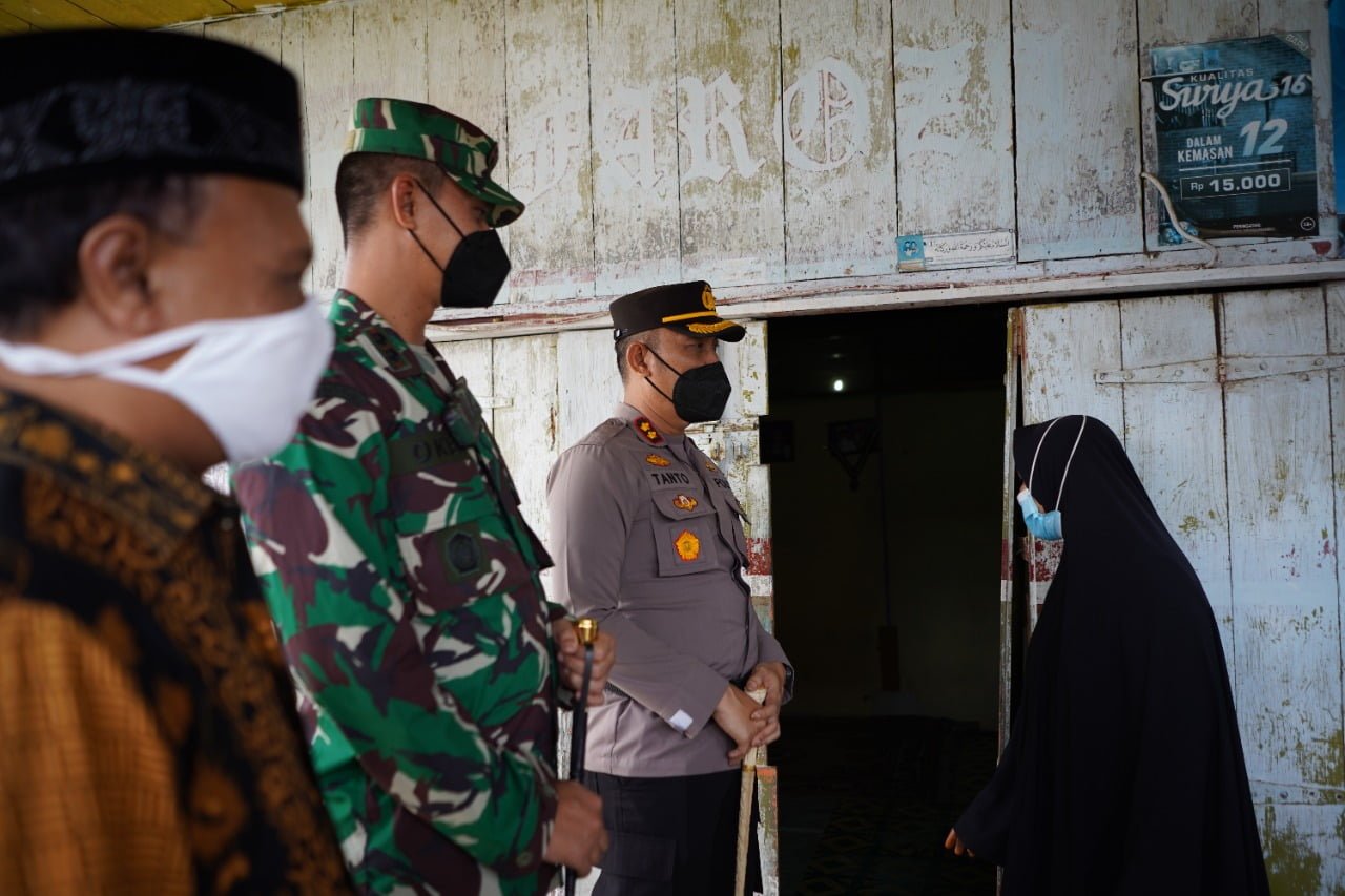 Kapolres dan Dandim Blusukan Bagikan Sembako di Lhokseumawe Kapolres dan Dandim Blusukan Bagikan Sembako di Lhokseumawe