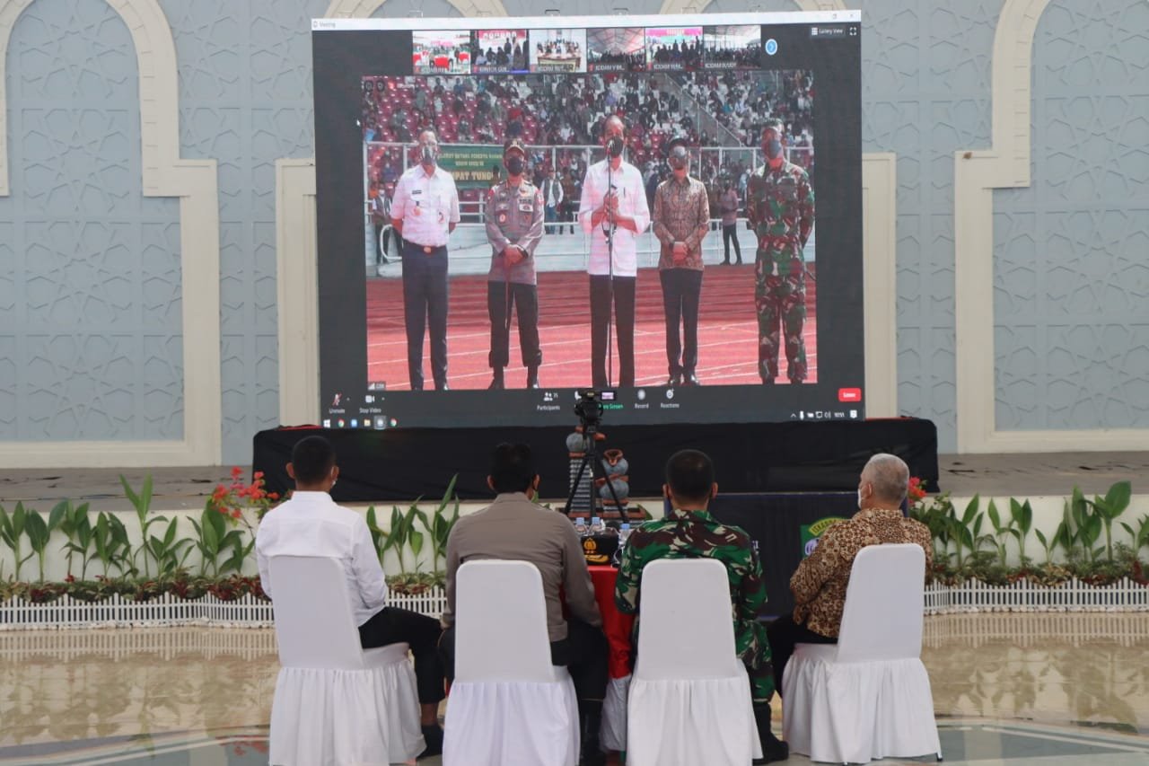 Vidcon Bersama Presiden, Kapolda Aceh Perlihatkan Serbuan Vaksinasi Massal Vidcon Bersama Presiden, Kapolda Aceh Perlihatkan Serbuan Vaksinasi Massal