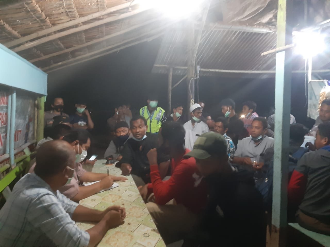 Pekerja Medco E&P Tengah Mencari Sumber Bau Pekerja Medco E&P Tengah Mencari Sumber Bau