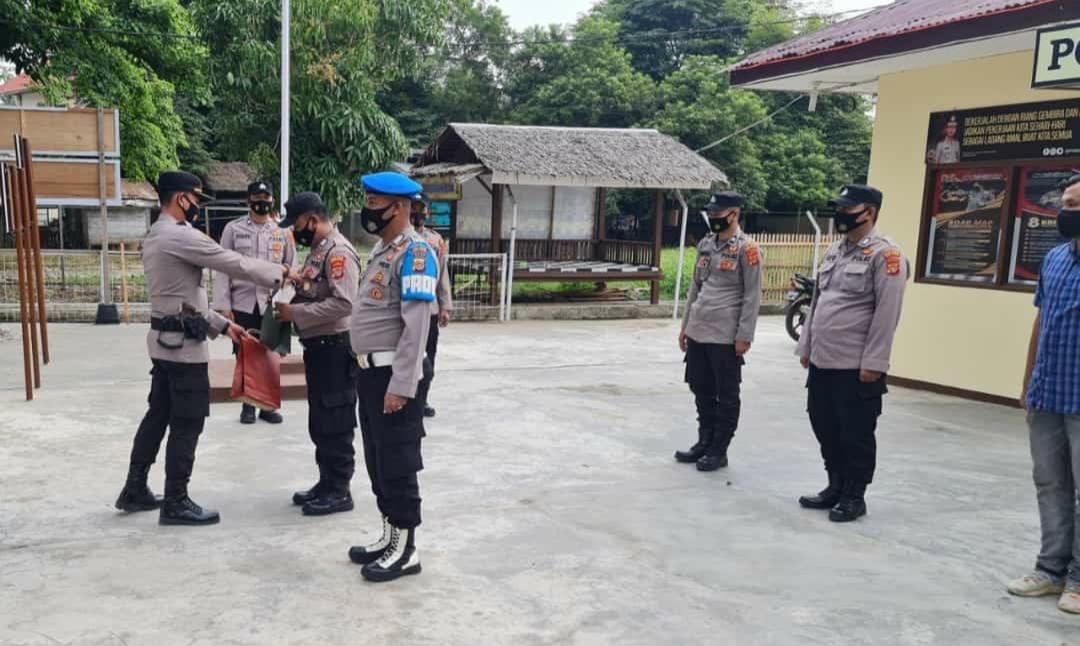 Kapolsek Tanah Luas Serahkan Reward Untuk Dua Personelnya Kapolsek Tanah Luas Serahkan Reward Untuk Dua Personelnya