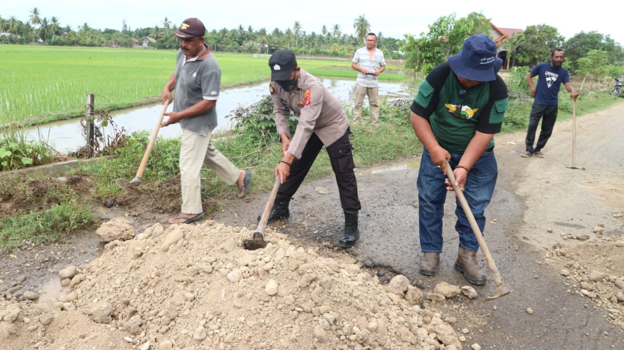 Prihatin Jalan Berlubang, RAPI di Bantu Personel Polsek Tanah Luas Tambal Jalan Penghubung Kecamatan Prihatin Jalan Berlubang, RAPI di Bantu Personel Polsek Tanah Luas Tambal Jalan Penghubung Kecamatan