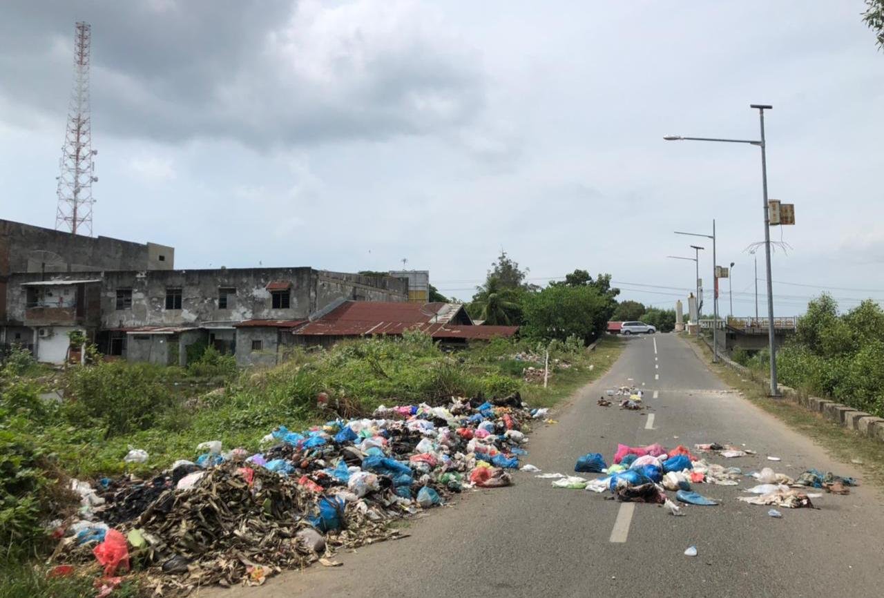 Sampah Berserakan di Pinggiran Jalan Kota Lhokseumawe Sampah Berserakan di Pinggiran Jalan Kota Lhokseumawe