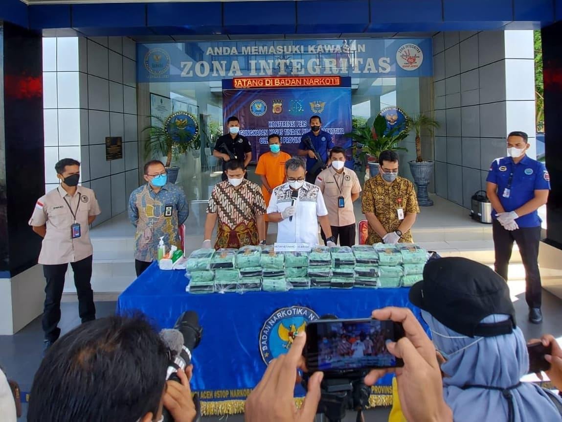 BNN Aceh Amankan Pelaku Penyuludupan Sabu 31,4 Kg, Pelaku Asal Aceh Utara. BNN Aceh Amankan Pelaku Penyuludupan Sabu 31,4 Kg, Pelaku Asal Aceh Utara.
