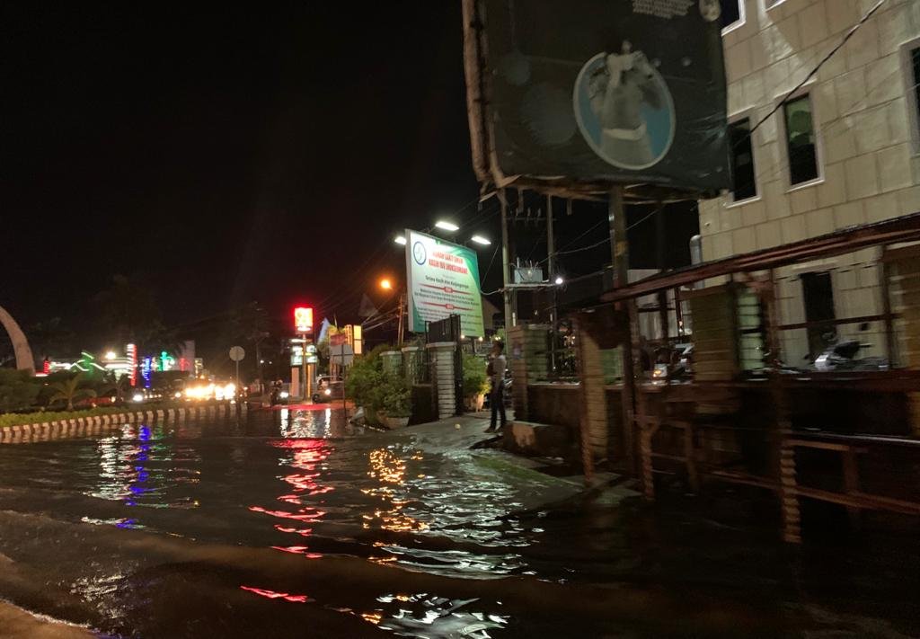 Hujan Sebentar, Jalanan di Lhokseumawe Dikunjungi Genangan Air Hujan Sebentar, Jalanan di Lhokseumawe Dikunjungi Genangan Air