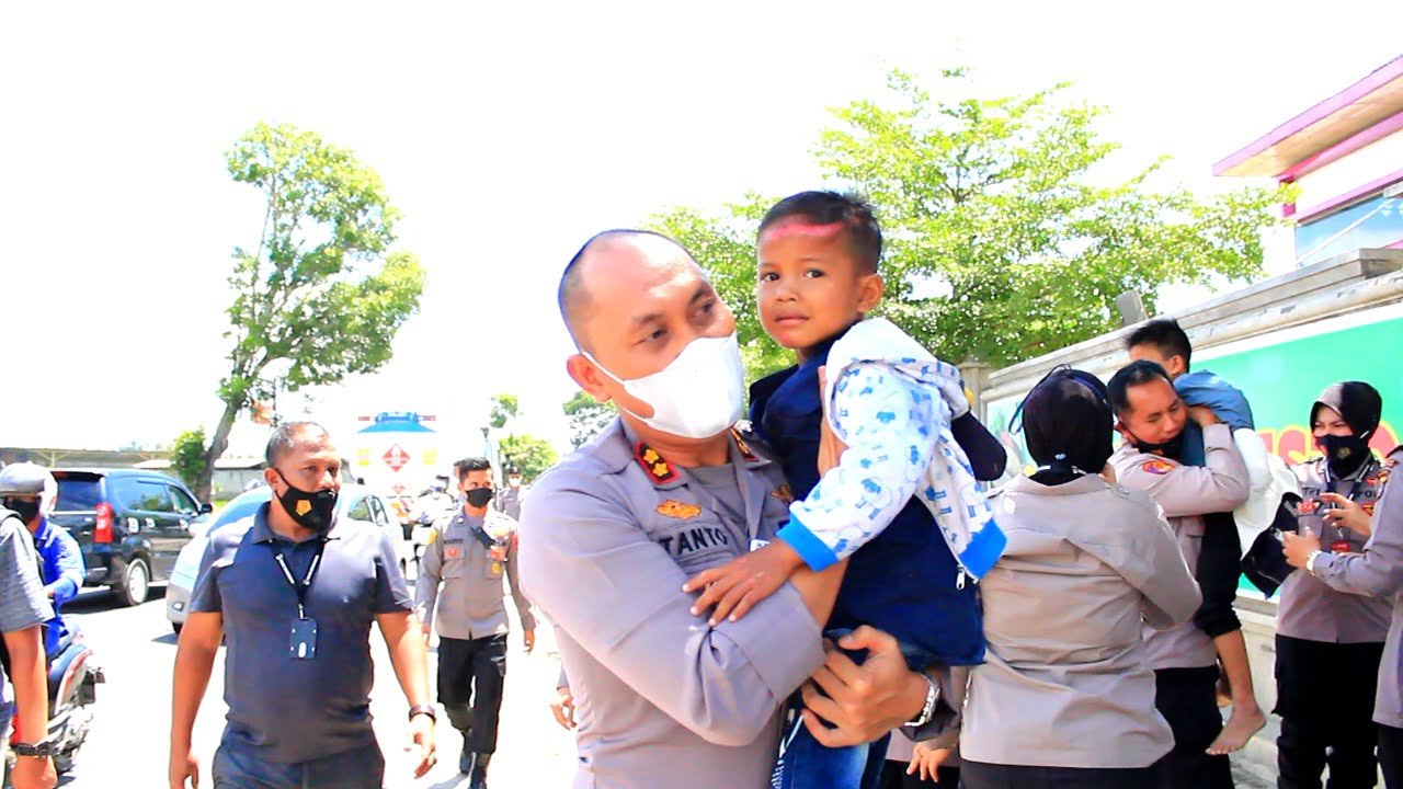 Aksi Kapolres Lhokseumawe Turun Tangan Bantu Korban Laka Lantas di Jalan Raya Aksi Kapolres Lhokseumawe Turun Tangan Bantu Korban Laka Lantas di Jalan Raya