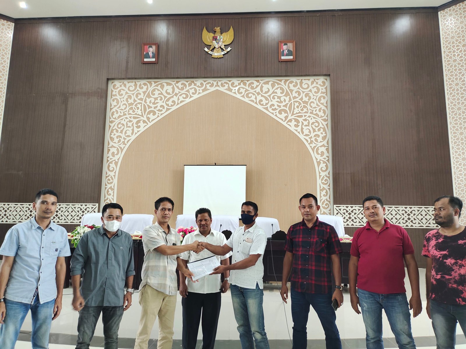 APDESI Tanah Luas Serahkan Salinan Putusan Ke Komisi 1 APDESI Tanah Luas Serahkan Salinan Putusan Ke Komisi 1