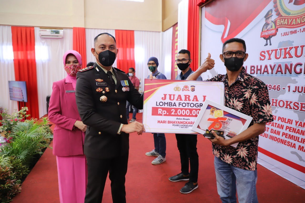 Kapolres Lhokseumawe Serahkan Hadiah Lomba Foto Hut Bhayangkara ke 75 Kapolres Lhokseumawe Serahkan Hadiah Lomba Foto Hut Bhayangkara ke 75