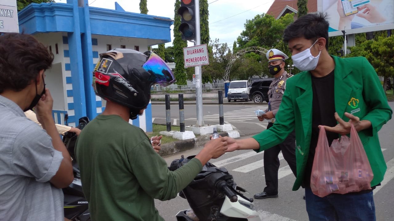 Kelompok KKN 15 Unimal Gelar Kegiatan Membagikan Masker Serta Hand Sanitizer di Simpang Taman Riyadhah Kota Lhokseumawe Kelompok KKN 15 Unimal Gelar Kegiatan Membagikan Masker Serta Hand Sanitizer di Simpang Taman Riyadhah Kota Lhokseumawe