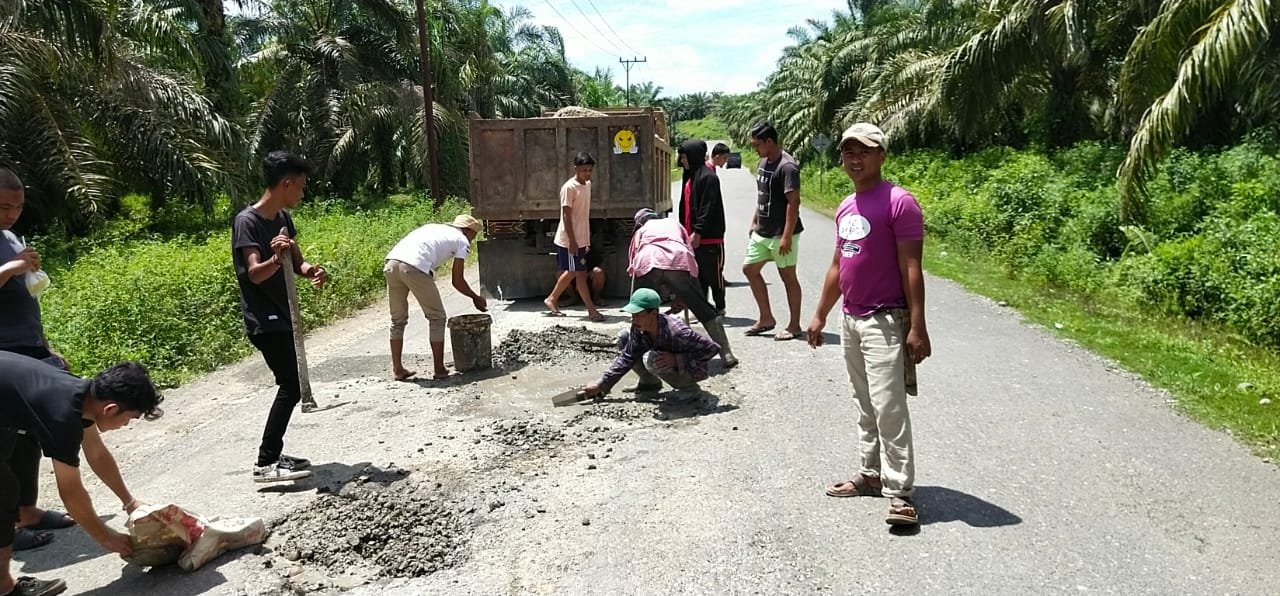 Jalan Rusak, Lintas Masyarakat dan Organisasi Bandar Pusaka Gotong Royong Perbaiki Jalan Berlubang Jalan Rusak, Lintas Masyarakat dan Organisasi Bandar Pusaka Gotong Royong Perbaiki Jalan Berlubang