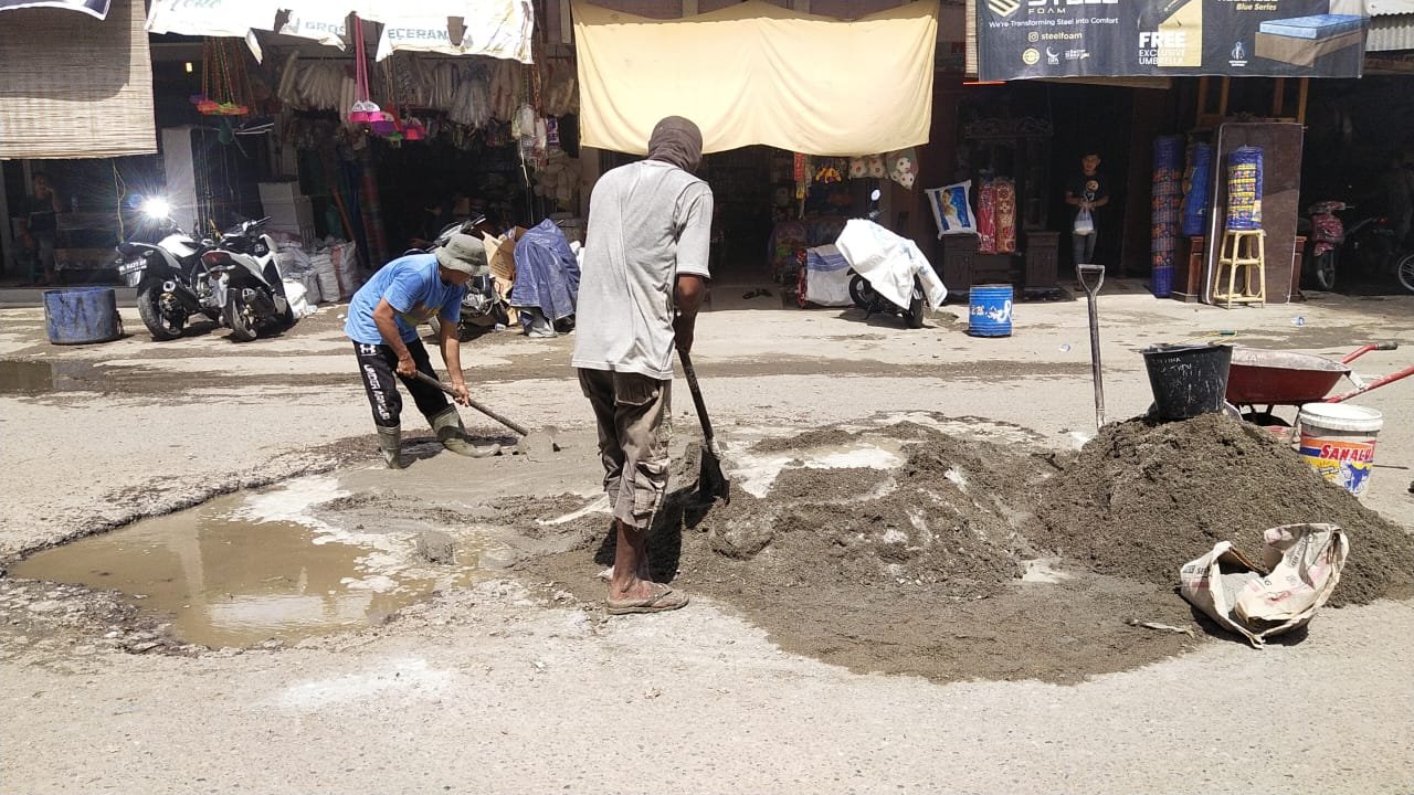 Diabaikan Pemerintah Setempat Masyarakat Panton Labu Perbaiki Sendiri Jalan Rusak Diabaikan Pemerintah Setempat Masyarakat Panton Labu Perbaiki Sendiri Jalan Rusak