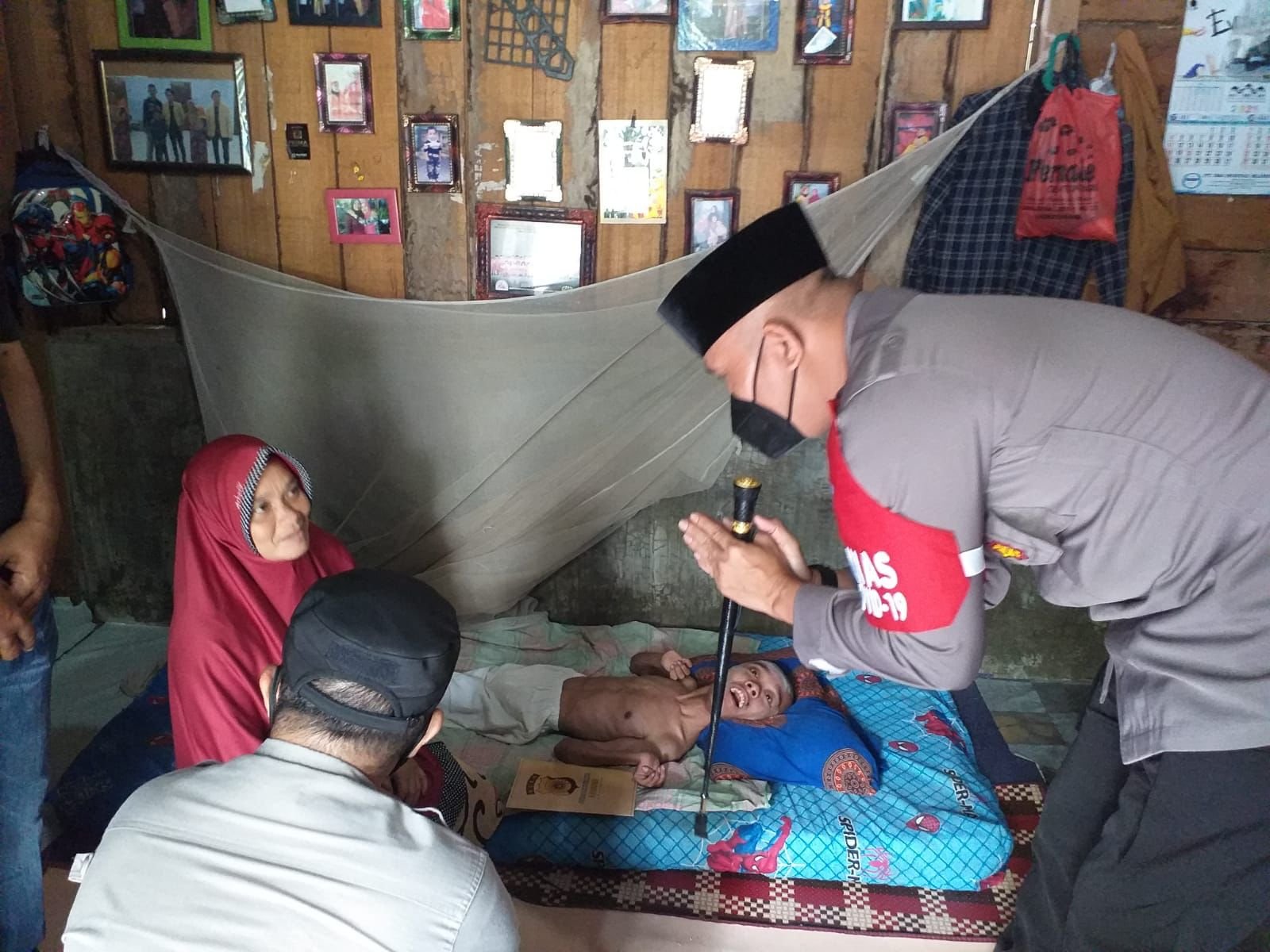 Jum’at Peduli, Kapolres Lhokseumawe Bantu Masyarakat Penderita Sakit Bawaan Lahir di Desa Alue Awe Jum’at Peduli, Kapolres Lhokseumawe Bantu Masyarakat Penderita Sakit Bawaan Lahir di Desa Alue Awe