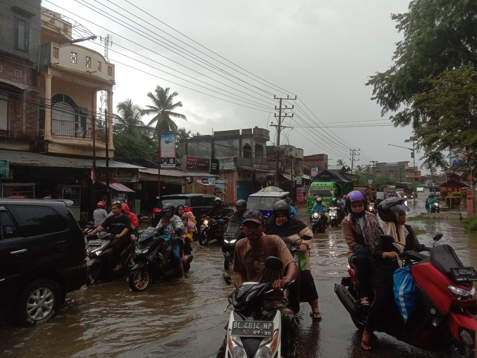 Sebentar Diguyur Hujan Lebat, Jalan Depan RSUD Cut Meutia Tergenang Air Sebentar Diguyur Hujan Lebat, Jalan Depan RSUD Cut Meutia Tergenang Air