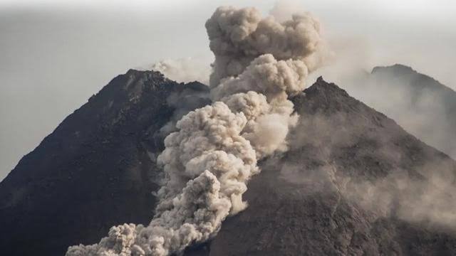 Gunung Merapi Luncurkan Awan Panas Sejauh 3 Km Gunung Merapi Luncurkan Awan Panas Sejauh 3 Km
