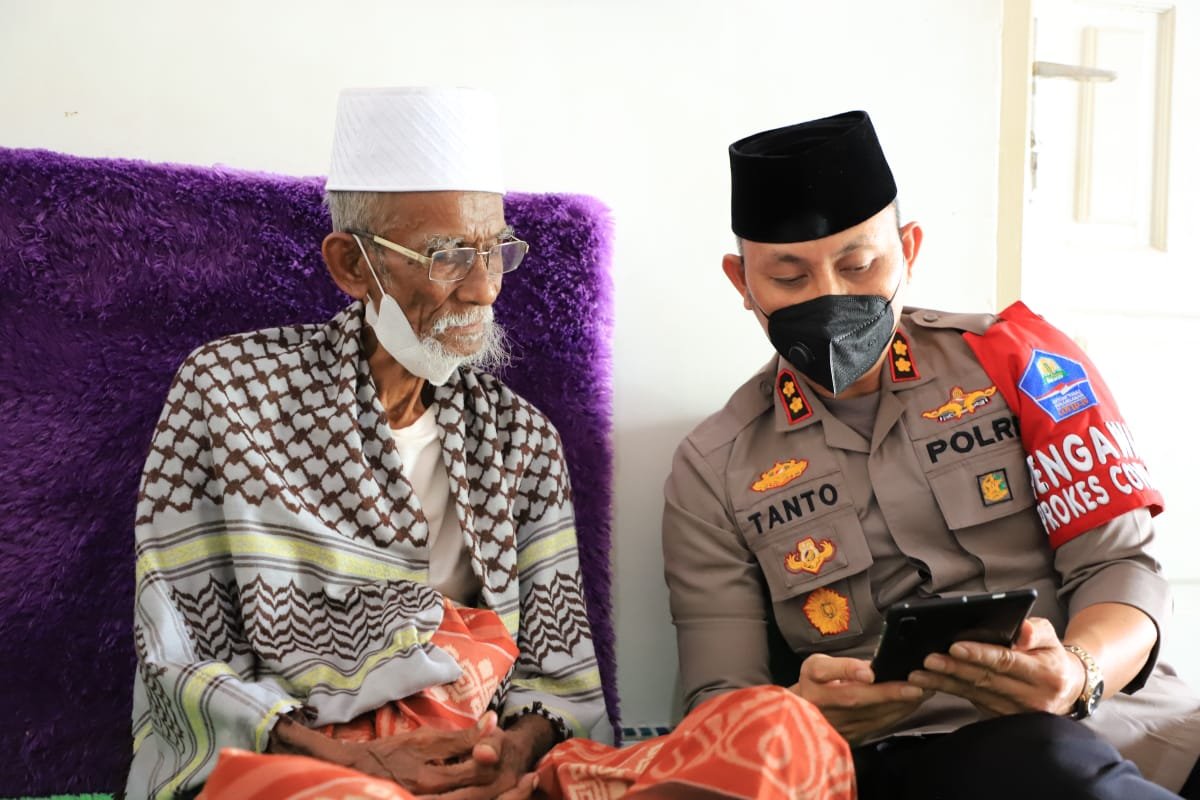 Kapolres Lhokseumawe Kembali Silaturahmi ke Sejumlah Ulama Kharismatik Aceh Kapolres Lhokseumawe Kembali Silaturahmi ke Sejumlah Ulama Kharismatik Aceh
