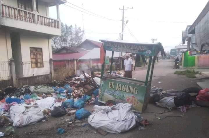 Area Kantor Camat Tanah Jambo Aye Jadi Tempat Pembuangan Sampah Area Kantor Camat Tanah Jambo Aye Jadi Tempat Pembuangan Sampah