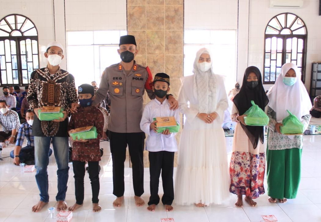 Kapolres Lhokseumawe Gelar Maulid Nabi Muhammad SAW Bersama Anak Yatim Kapolres Lhokseumawe Gelar Maulid Nabi Muhammad SAW Bersama Anak Yatim