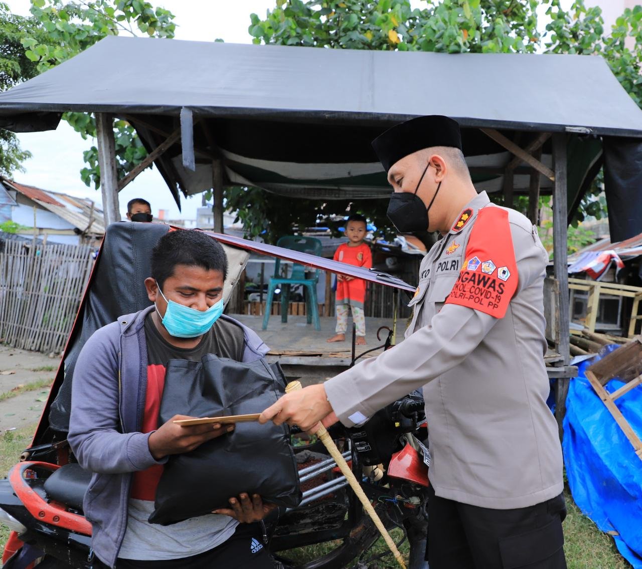 Dikenal Merakyat, Kapolres Lhokseumawe Bantu Tukang Becak Yang Kakinya di Amputasi Dikenal Merakyat, Kapolres Lhokseumawe Bantu Tukang Becak Yang Kakinya di Amputasi