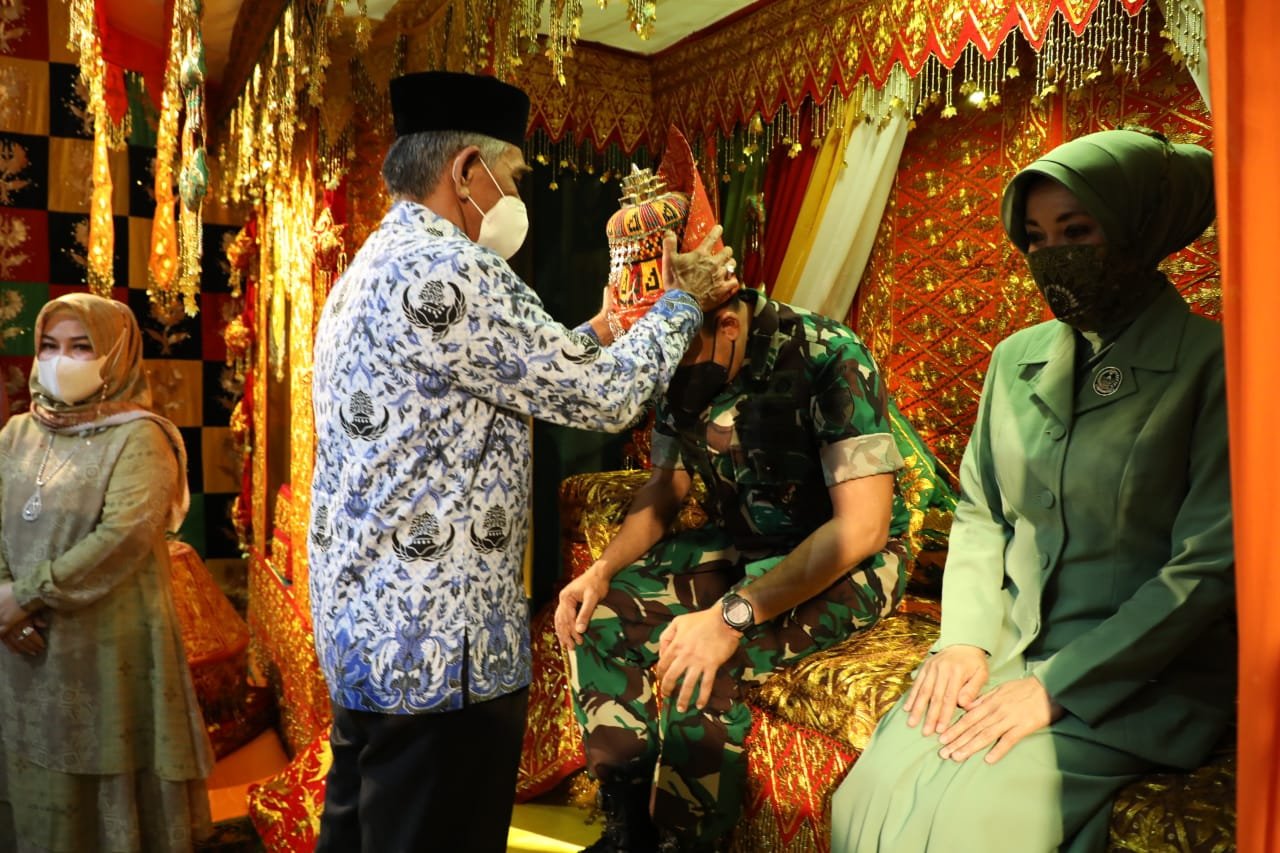 Pemkab Aceh Utara Gelar Peusijuek Sambut Danrem 011/LW yang Baru Pemkab Aceh Utara Gelar Peusijuek Sambut Danrem 011/LW yang Baru