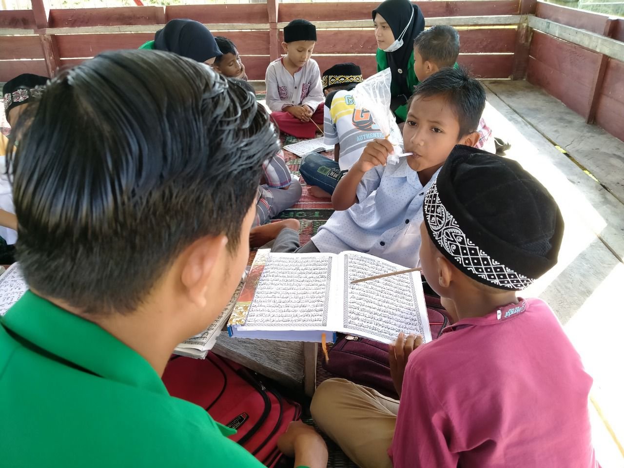 Mahasiswa KKN Kelompok 048 Unimal Ajarkan Ngaji dan Cinta Al Quran pada Anak-anak Mahasiswa KKN Kelompok 048 Unimal Ajarkan Ngaji dan Cinta Al Quran pada Anak-anak