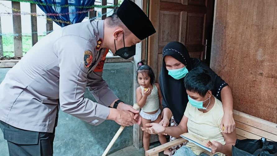 Kapolres Lhokseumawe Kunjungi Keluarga Remaja Cacat Mental di Tumpok Teungoh Kapolres Lhokseumawe Kunjungi Keluarga Remaja Cacat Mental di Tumpok Teungoh