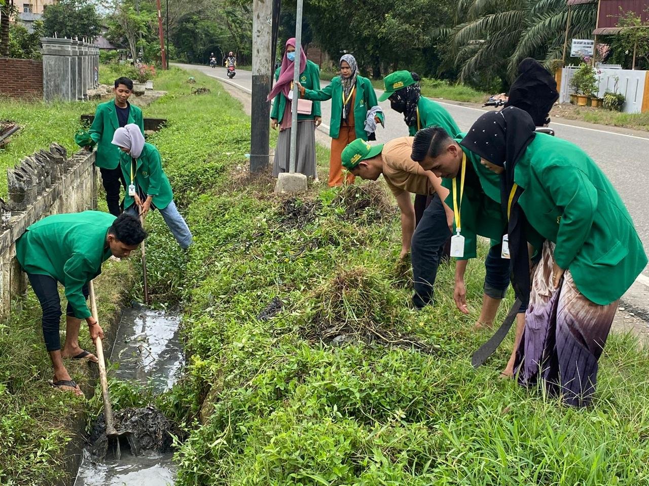 Peduli Lingkungan Mahasiswa KKN-PPM Unimal Gelar Gotong Royong Bersama Peduli Lingkungan Mahasiswa KKN-PPM Unimal Gelar Gotong Royong Bersama
