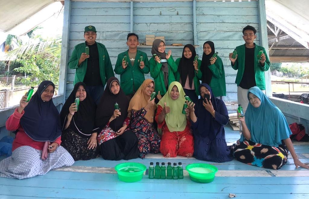 Mahasiswa KKN-PPM Unimal Kelompok 174 Gelar Pelatihan Pembuatan Sabun Cuci Piring Mahasiswa KKN-PPM Unimal Kelompok 174 Gelar Pelatihan Pembuatan Sabun Cuci Piring