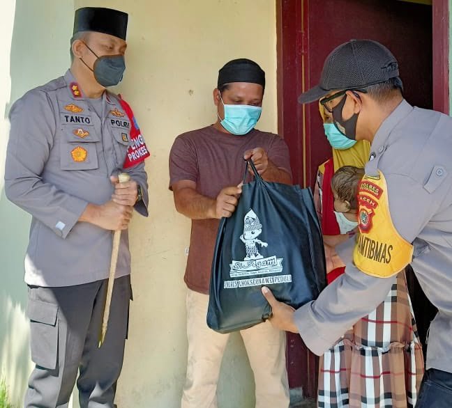 Peduli Sesama, Kapolres Lhokseumawe Jemput “Kue Surga” di Kediaman Balita Penderita Hidrocephalus Peduli Sesama, Kapolres Lhokseumawe Jemput “Kue Surga” di Kediaman Balita Penderita Hidrocephalus