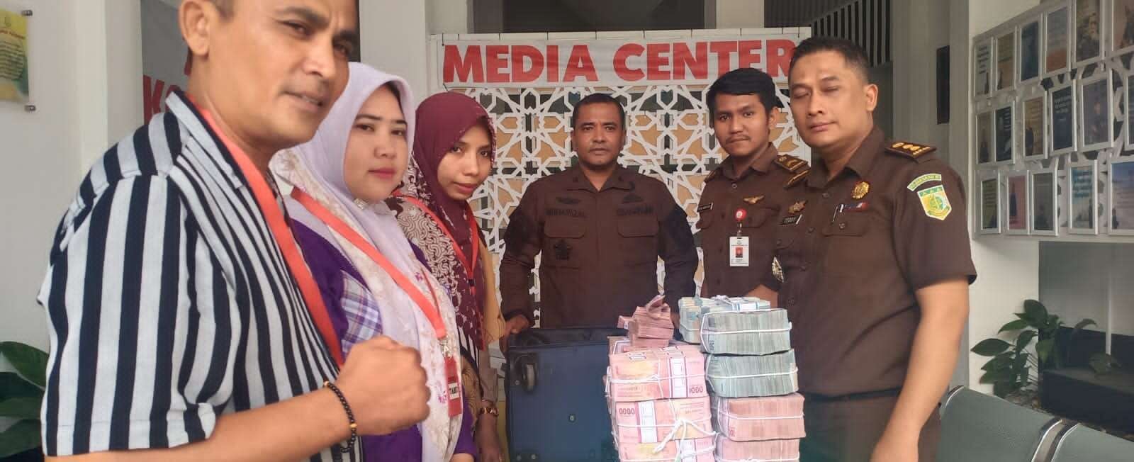 Jaksa Kembalikan Uang Kepada Korban Kasus Penipuan Yalsa Butique Jaksa Kembalikan Uang Kepada Korban Kasus Penipuan Yalsa Butique