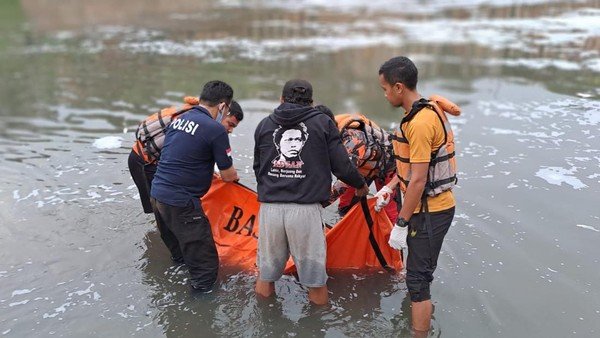 Bocah 10 Tahun Ditemukan Meninggal Dunia Di Banjir Kanal Timur Bocah 10 Tahun Ditemukan Meninggal Dunia Di Banjir Kanal Timur