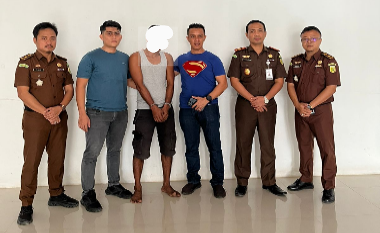 Tim Tabur Kejati Aceh Berhasil Amankan DPO Mafia BBM Subsidi Tim Tabur Kejati Aceh Berhasil Amankan DPO Mafia BBM Subsidi