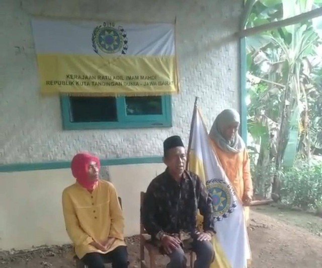 Heboh Warga Ngaku Imam Mahdi & Ratu Adil, Punya Kerajaan Hingga Bendera Heboh Warga Ngaku Imam Mahdi & Ratu Adil, Punya Kerajaan Hingga Bendera