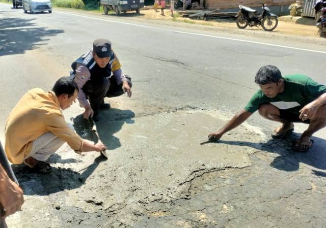 Cegah Kecelakaan Lalulintas, Masyarakat dan Polres Aceh Timur Tambal Jalan Berlubang Cegah Kecelakaan Lalulintas, Masyarakat dan Polres Aceh Timur Tambal Jalan Berlubang