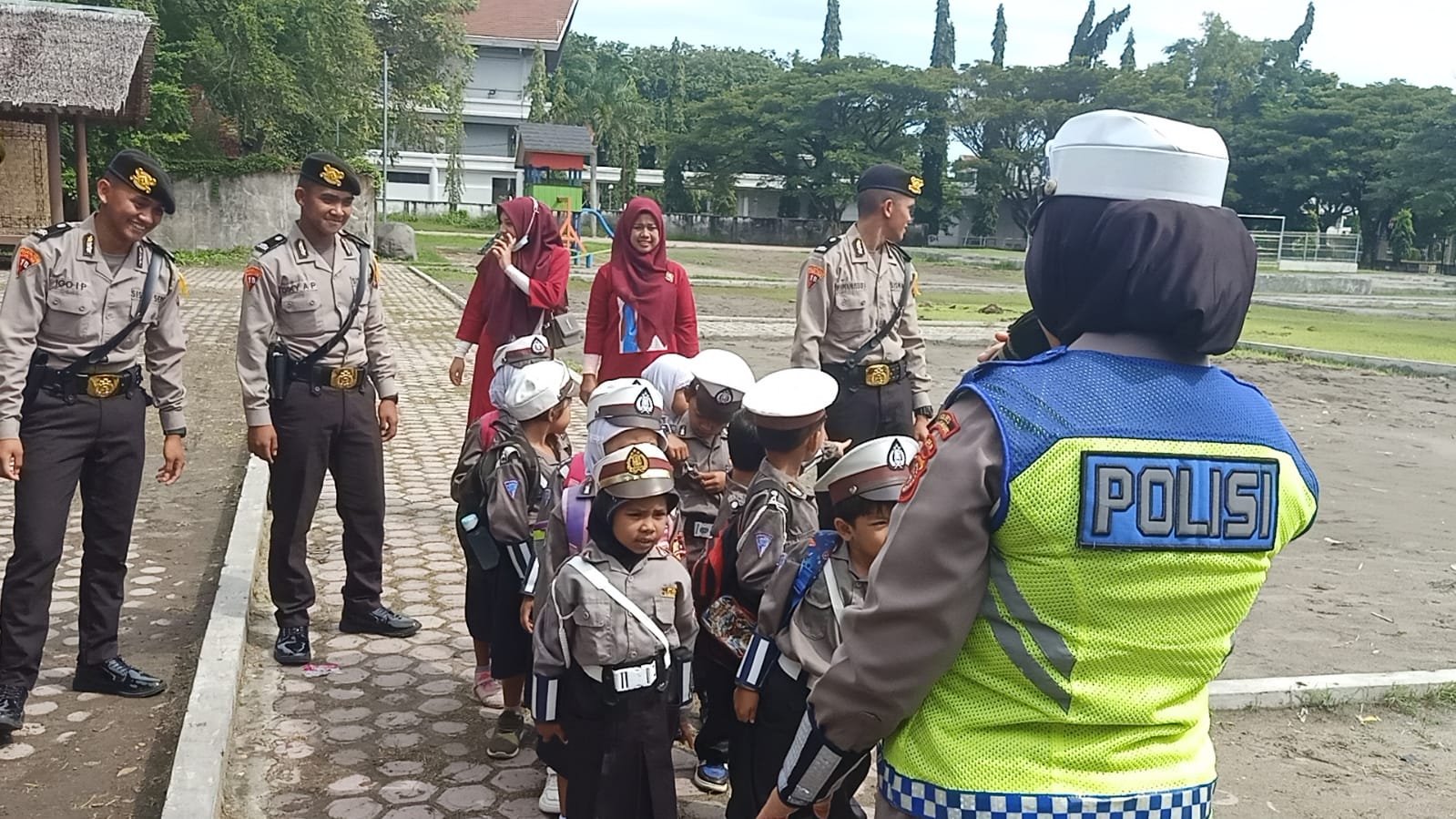 Polisi Sahabat Anak, Beri Edukasi Kepada Murid TK Polisi Sahabat Anak, Beri Edukasi Kepada Murid TK