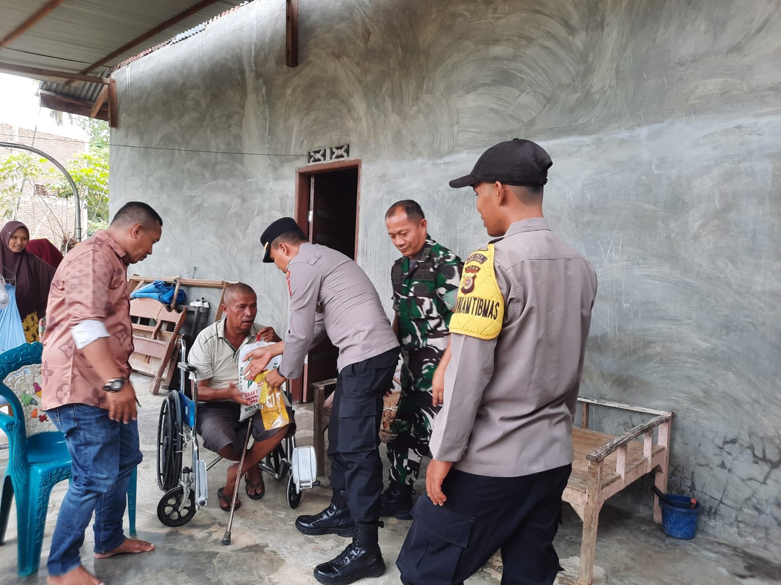 Polisi Di Aceh Utara Salurkan Bantuan Untuk Korban Konflik Polisi Di Aceh Utara Salurkan Bantuan Untuk Korban Konflik