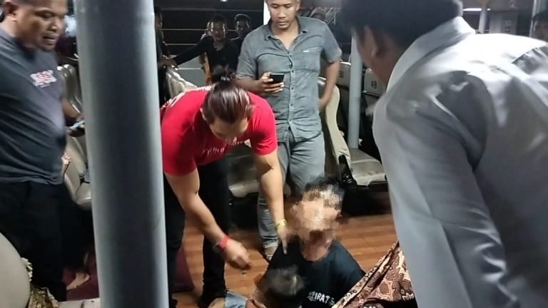 Terduga Pelaku KDRT Di Simeulue Berhasil di Amankan Polres di Tengah Laut Terduga Pelaku KDRT Di Simeulue Berhasil di Amankan Polres di Tengah Laut