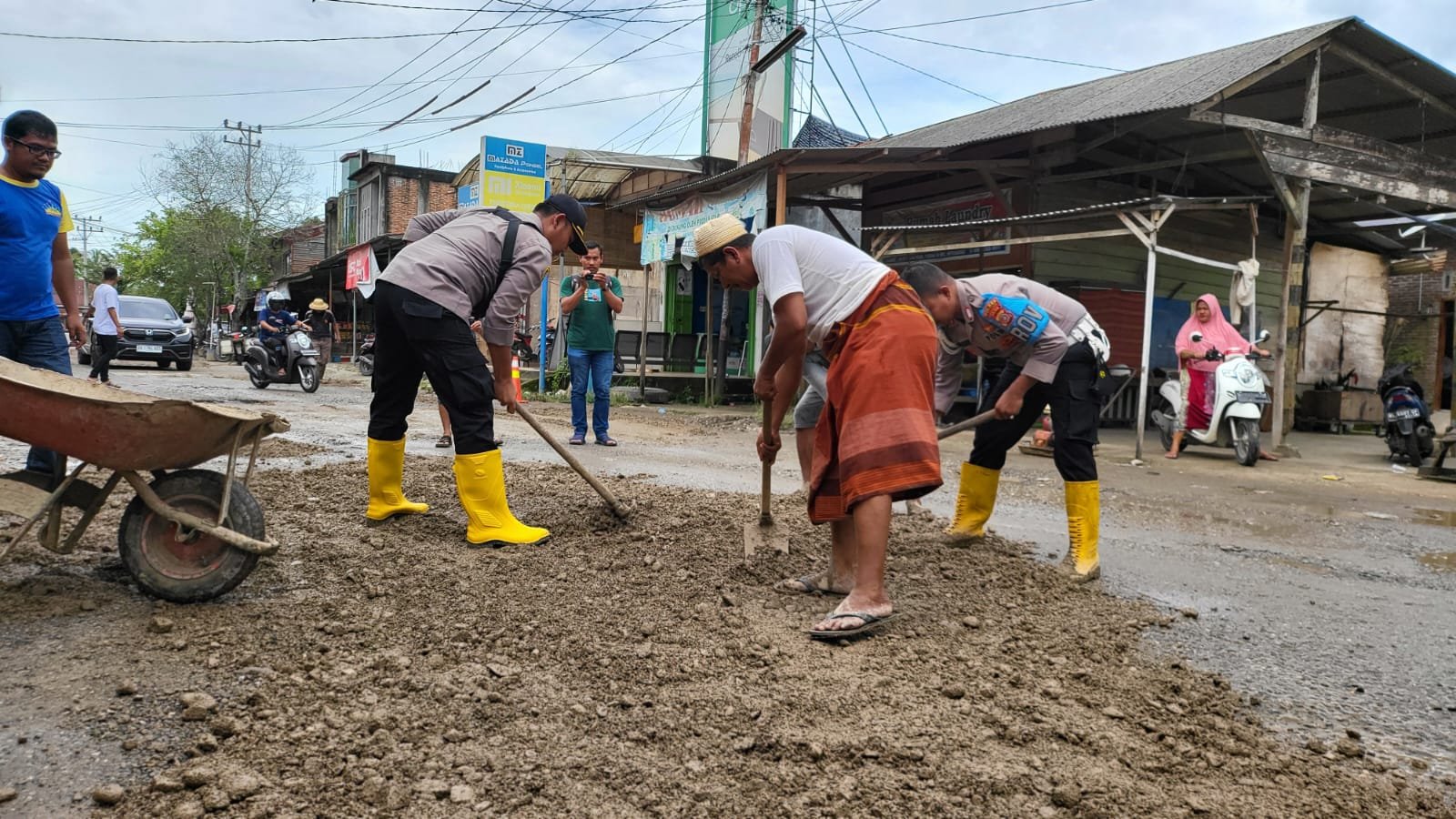 Polsek Matang Kuli Tambal Jalan Berlubang, Dengan Kondisi Rusak Parah Polsek Matang Kuli Tambal Jalan Berlubang, Dengan Kondisi Rusak Parah